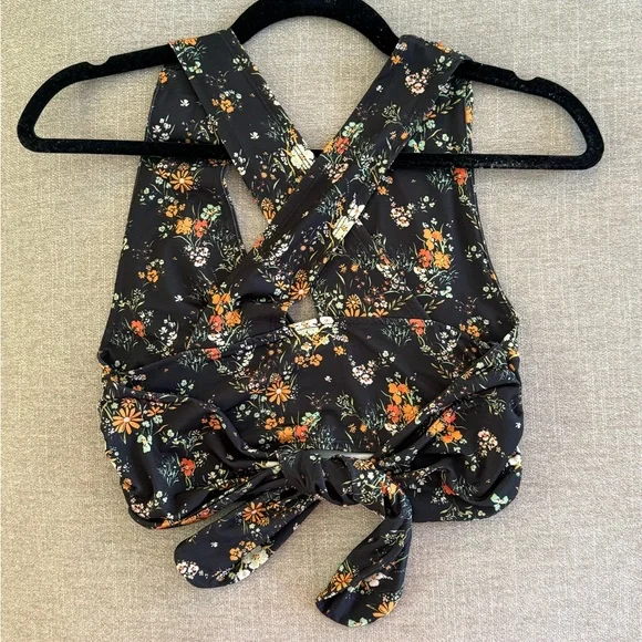 🌻 SLAYED Urban Outfitters Black Motif Floral Lace Trim Top-Small ✨ - Picture 7 of 9